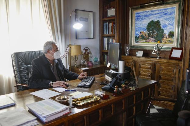 Carlos Carlos, en su despacho de la Diputación Provincial de Cáceres. / HOY