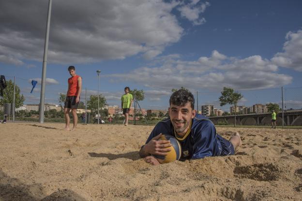 Jorge Calzo en la arena de las pistas de vóley-playa del parque del río. / PAKOPÍ