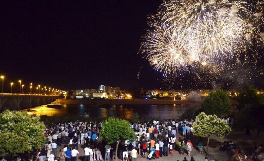 Fuegos artificiales, vistos desde la margen izquierda del río. /HOY