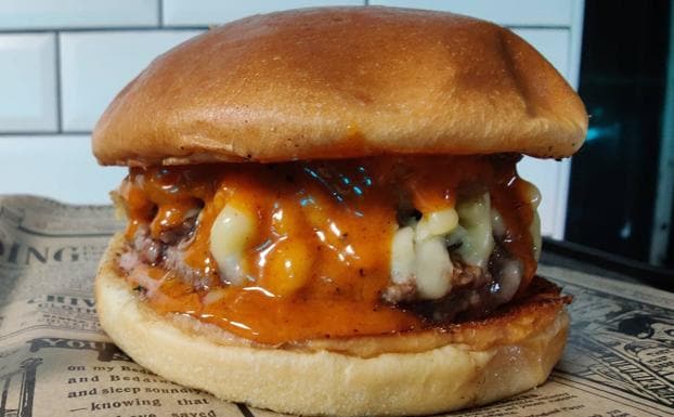 La hamburguesa 'Eminem' de Pizzburger lleva una salsa casera, elaborada a partir de chiles fermentados.