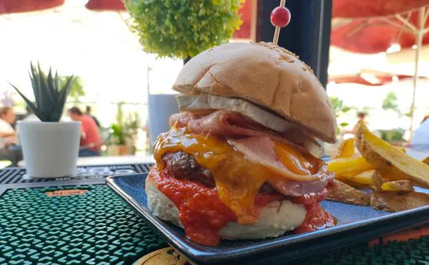 Esta hamburguesa de Querida Milagros lleva un filetón de carne de 200 gramos.