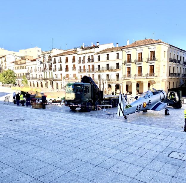 Aviones vintage en la plaza Mayor de Cáceres