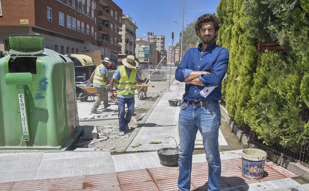 Carlos Urueña en la avenida Virgen de Guadalupe </p><p>donde se están cambiado las aceras. /CASIMIRO MORENO