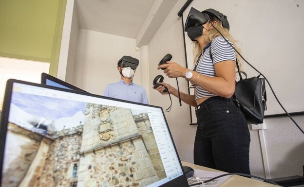 El laboratorio ha creado un recorrido por el Palacio de los Golfines de Abajo que debe realizarse con gafas de realidad virtual. /jorge rey