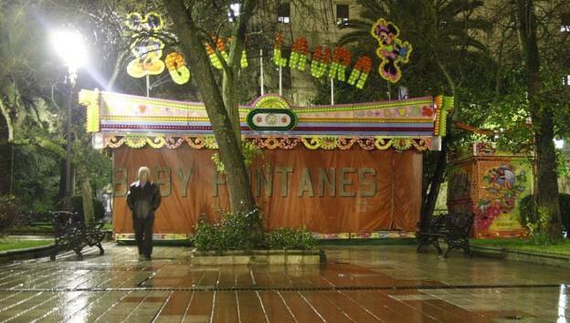 Vista general del área infantil con cacharritos en el parque de Gloria Fuertes, zona baja de Cánovas. / HOY