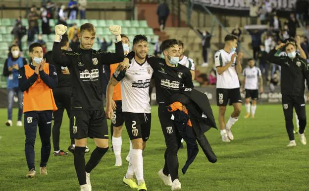 Javi Montoya celebrando la victoria ante el Badajoz en el Romano. /J. M. ROMERO.