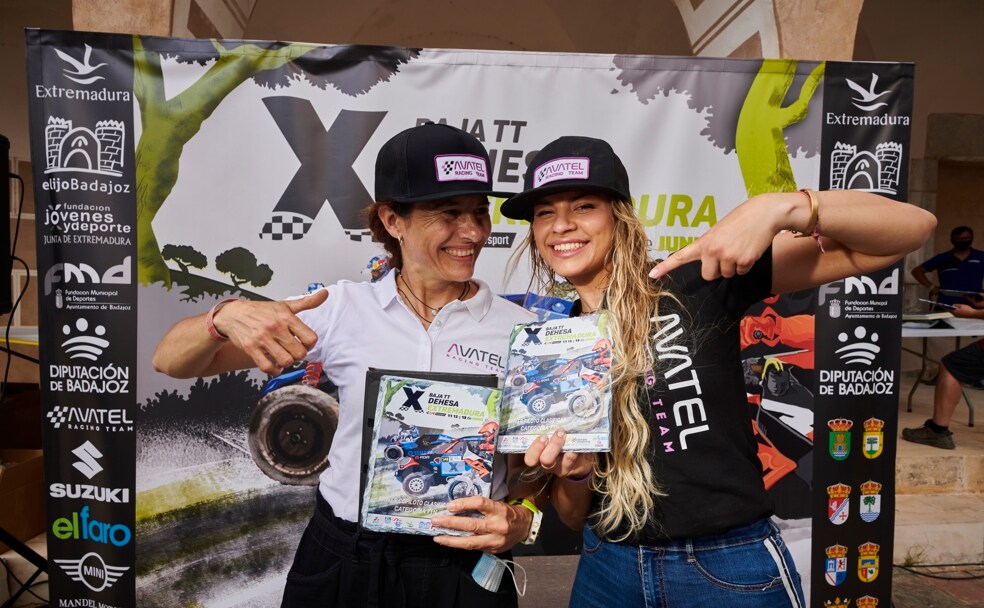 Rosa Romero y Christine Giampaoli, en el podio de la Baja TT Dehesa Extremadura. /Avatel Racing Team