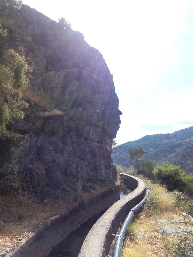 Acequia en la sierra verata. / E.G.R.