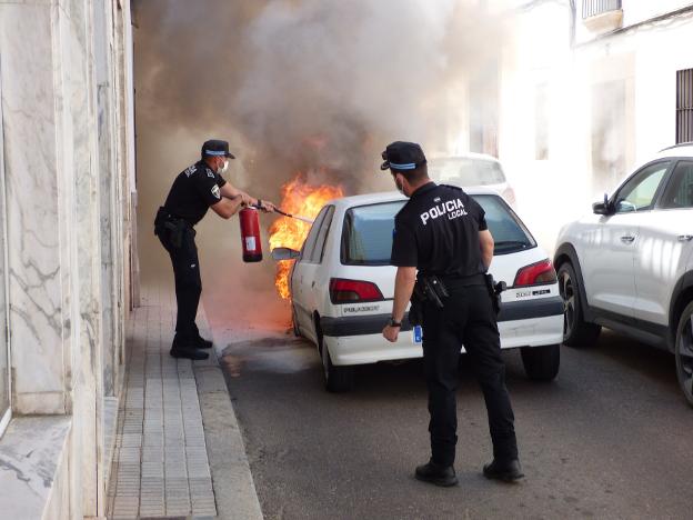 Un coche  sale ardiendo  en Castuera