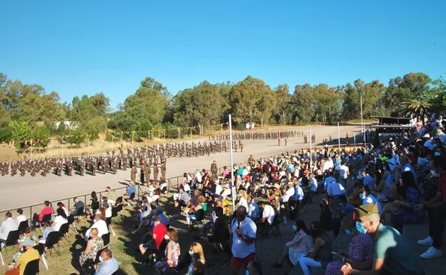 Imagen de la jura de Bandera, con público guardando las distancias de seguridad. /cedida