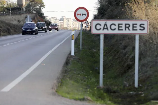 Imagen de la carretera CC-38, de Cáceres a Casar de Cáceres. / HOY