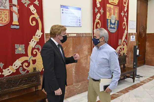 El alcalde Gragera y el exregidor Fragoso hace unos días en el pasillo del Ayuntamiento. / J. V. ARNELAS