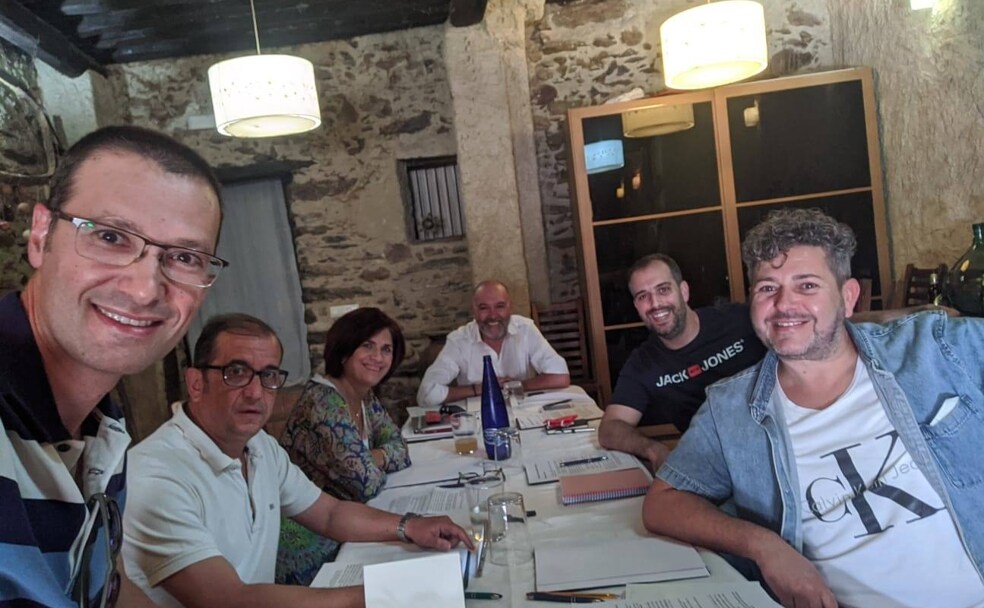 Alcántara, Díaz y el exconcejal popular Luis Fernando Gallego, de Cáceres Viva, mantenían esta semana un encuentro con simpatizantes de Las Hurdes. /HOY
