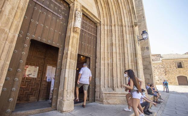 Puerta de entrada a la Concatedral de Santa María. /jorge rey