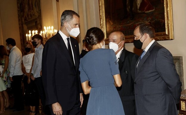 En la imagen, los Reyes Felipe y Letizia conversan con Juan Carlos y su hijo durante el acto oficial. /HOY