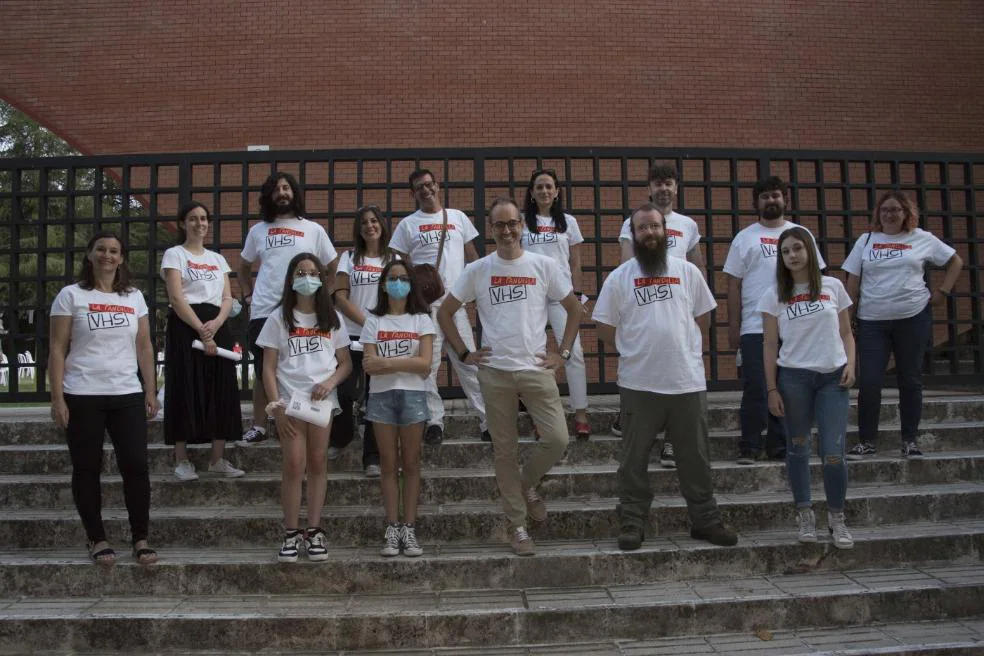 José María Fernández de Vega, cuarto por la izquierda de laprimera fila, junto con el equipo de 'La familia VHS'. / PAKOPÍ