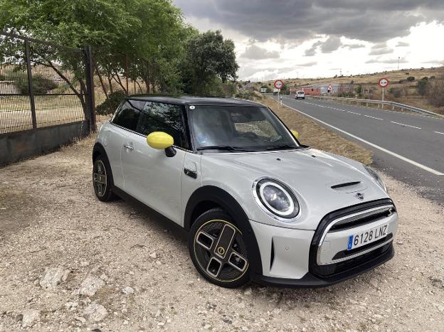 El Cooper SE eléctrico probado consume 15,2 kWh, siendo su autonomía de 214 kilómetros. / POLO