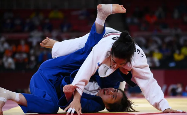 La judoca emeritense Cristina Cabaña tumba a la filipina Kiyomi Watanabe en el primer combate. /REUTERS