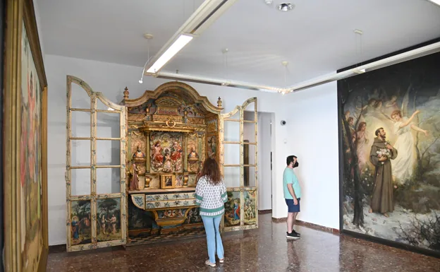 Sala del MUBA en el edificio de Meléndez Valés, donde se expone un mueble-altar de finales del XIX. /jOSÉ VICENTE ARNELAS