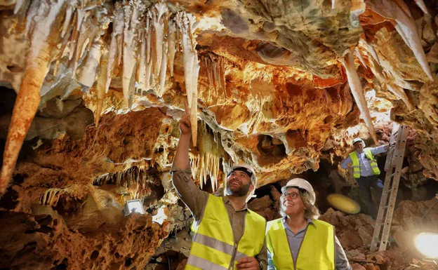 El alcalde, Luis Salaya, junto a la consejera de Movilidad, Leire Iglesias, en una visita a las grutas. /HOY