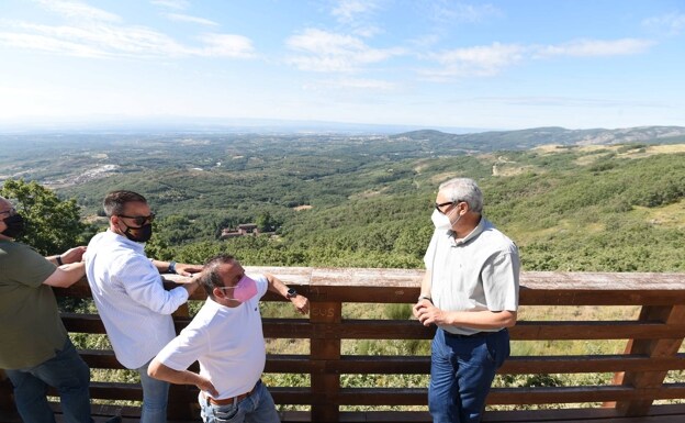 Visita del presidente de la Diputación, Carlos Carlos (derecha), al mirador de Cuacos de Yuste. /HOY