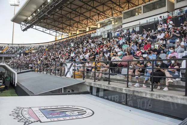 Los aficionados del Badajoz abarrotaron la Tribuna en la presentación de la campaña de abonos. / PAKOPÍ