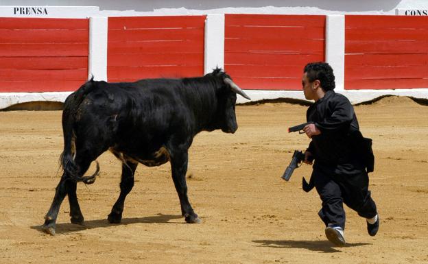 Imagen de archivo de un espectáculo del 'bombero torero'. /HOY