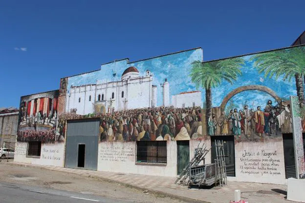 El mural representa tres de las escenas más importantes de la Pasión. / P. M. T.