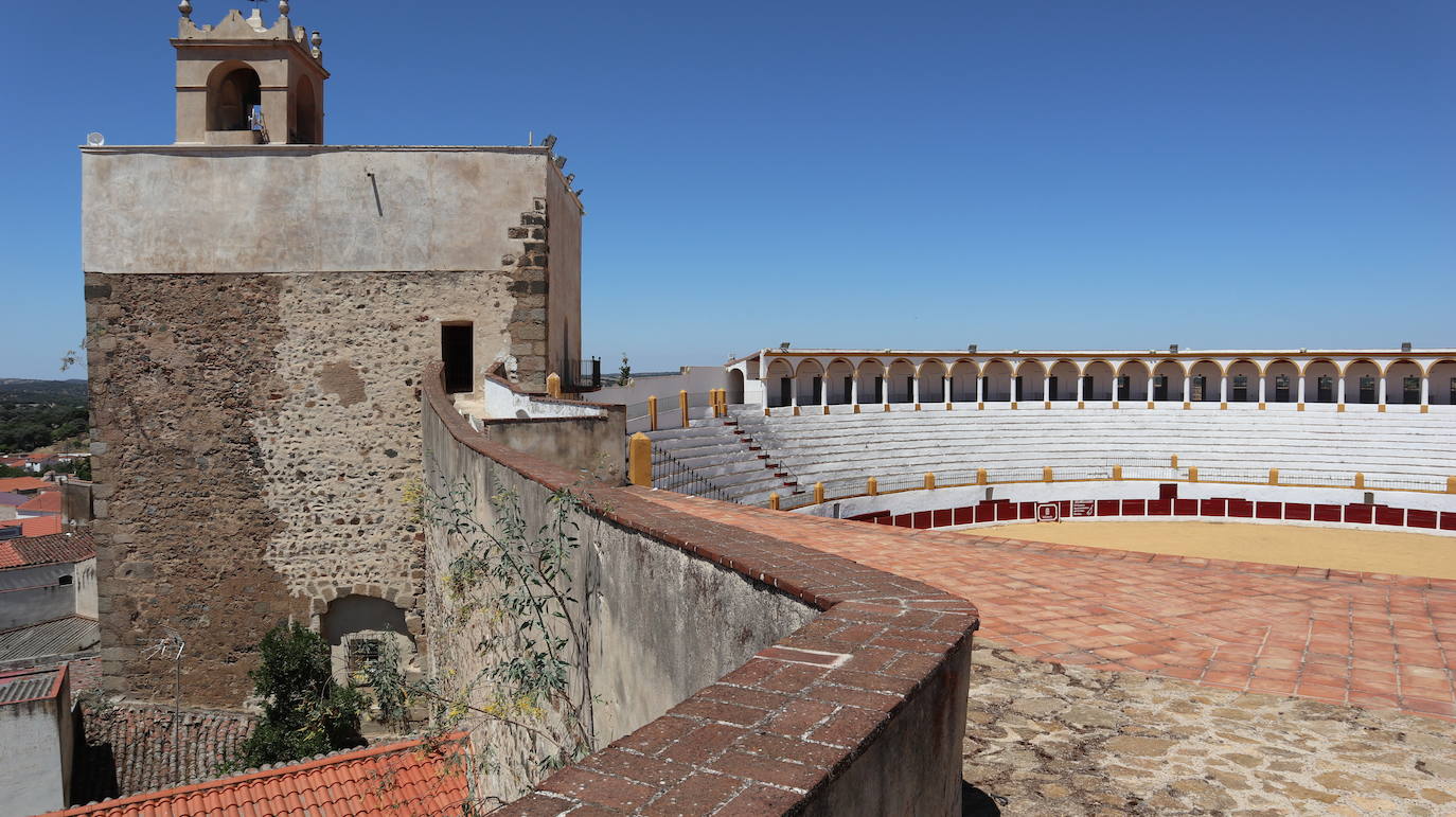 Amurallada. El castillo conserva sus lienzos de muralla./HOY