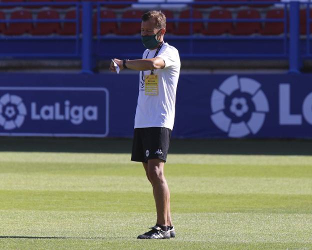 Manuel Mosquera mira el reloj durante un entrenamiento del Extremadura. / J. M. ROMERO