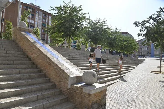 Escaleras de acceso a la plaza de San Marta, en el barrio de Santa Marina. / JOSÉ VICENTE ARNELAS