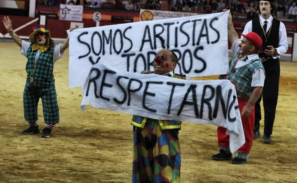 Parte de la cuadrilla de toreros cómicos pide respeto en uno de sus números en Jaén antes de la pandemia./HOY