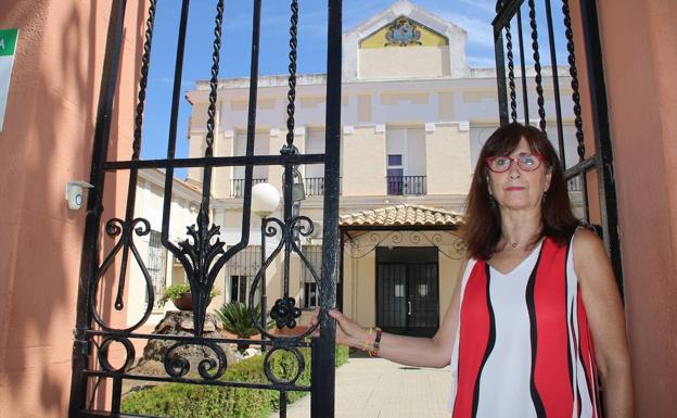 Parejo a la entrada del centro juvenil.