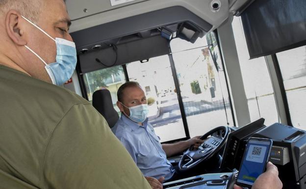 Ayer los conductores resolvieron sus dudas sobre la nueva forma de pagar con teléfonos móviles. 