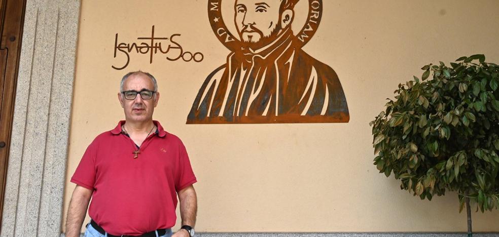 La imagen de San Ignacio luce ya en la puerta principal de la parroquia cauriense - Vimarsana News