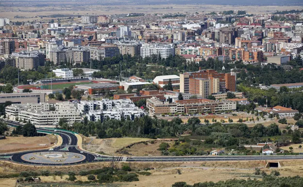 Vista general de la ciudad desde la Montaña. En primer plano, nuevos bloques situados junto a la Ribera del Marco. /armando méndez