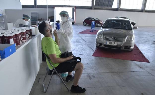 Mueren dos personas, una de ellas de 49 años sin vacunar, en una jornada con subida de contagios