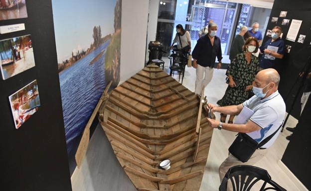 El barco de madera en el edificio VS22.