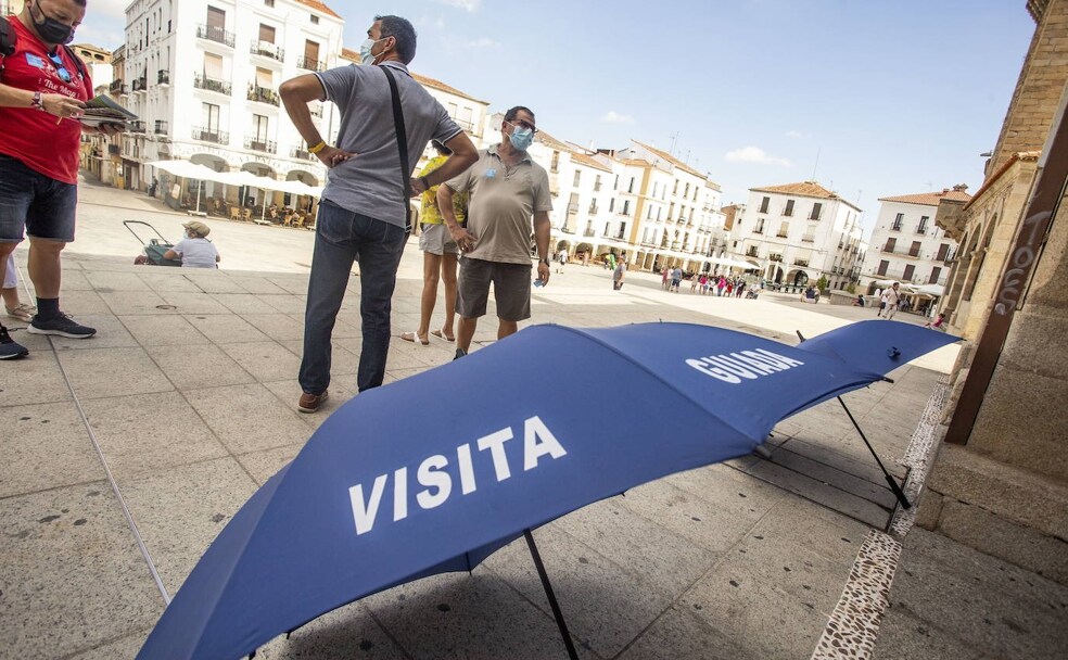 Paraguas promocionales de la asociación de guías turísticos 'Pasearte' de la Plaza Mayor. /JORGE REY