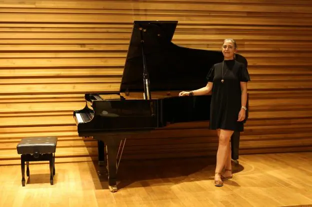 María del Rosario Mayoral junto al piano en la salas de audiciones del Conservatorio. / HOY