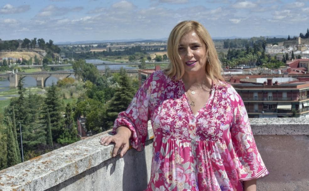 Pilar Andújar tiene unas vistas espectaculares del río Guadiana desde la azotea de su casa. / CASIMIRO MORENO