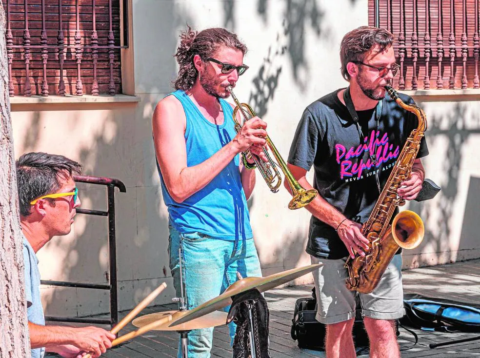 Músicos actuando en las calles de Badajoz. / HOY
