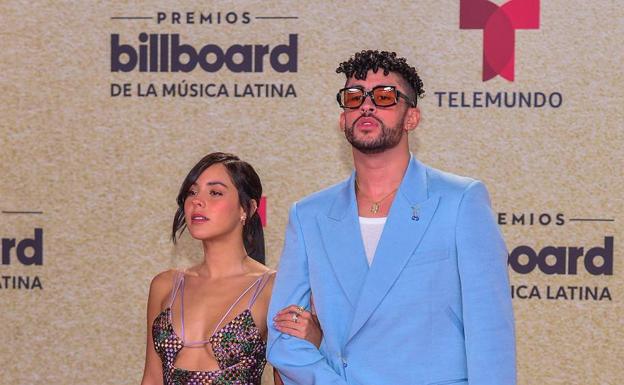 Bad Bunny y su novia, Gabriela Berlingeri, posan en la alfombra roja de los Premios Billboard./efe