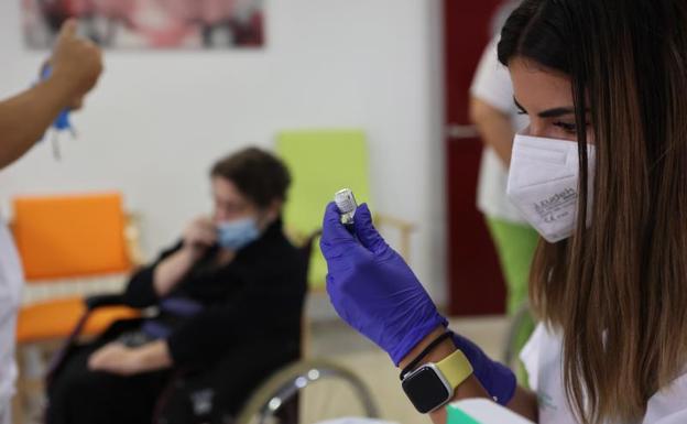 Miembros del Servicio Extremeño de Salud (SES) inoculan la tercera dosis de la vacuna anticovid /EFE