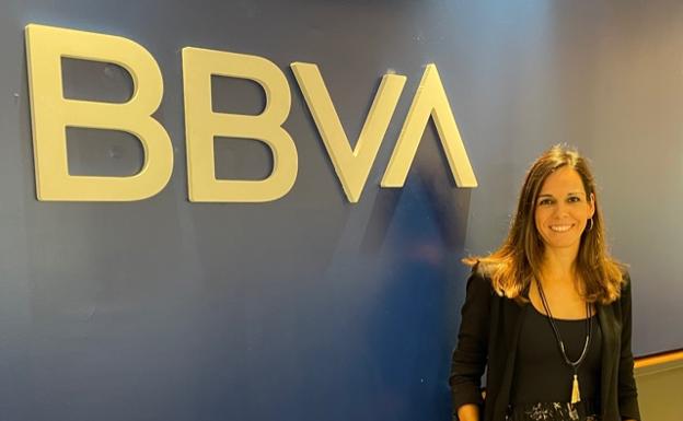 Almudena Gómez, en la sede de BBVA en Don Benito./