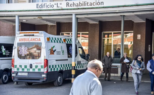Ambulancia fuera del Hospital Universitario de Badajoz