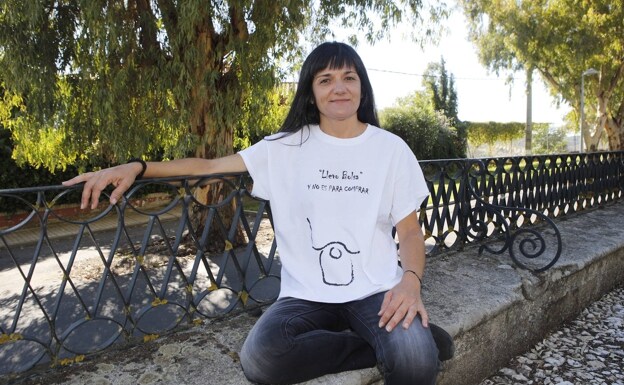 Miguela Marchena, con la camiseta que busca ayudar a visibilizar a quienes viven con una bolsa. /ARMANDO MÉNDEZ