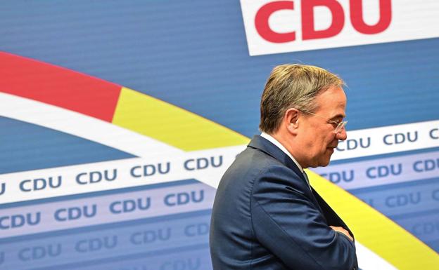 Armin Laschet abandona el escenario tras su rueda de prensa de este jueves en Berlín./AFP