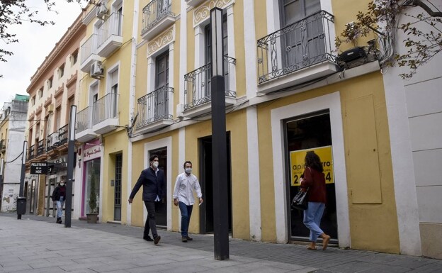 Calle Menacho, que el Ayuntamiento quiere modernizar para atraer clientes. /HOY