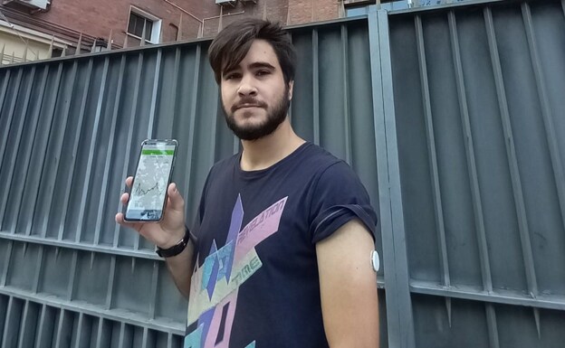 Álvaro lleva en el brazo un pequeño dispositivo que lanza alertas a su móvil./CARMEN FERNÁNDEZ DE VEGA